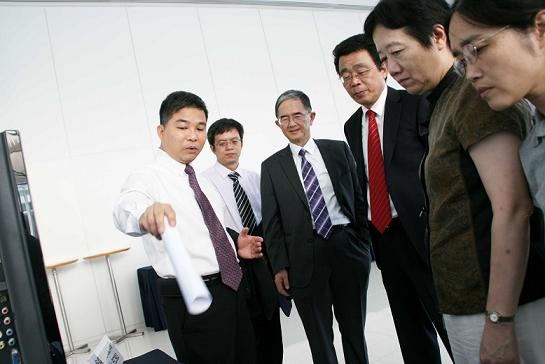 國家專用集成電路系統工程技術研究中心主任及東南大學電子科學與工程學院院長時龍興教授（右三）率領東南大學多位教授來港參加揭牌儀式，並與應科院專家交流。