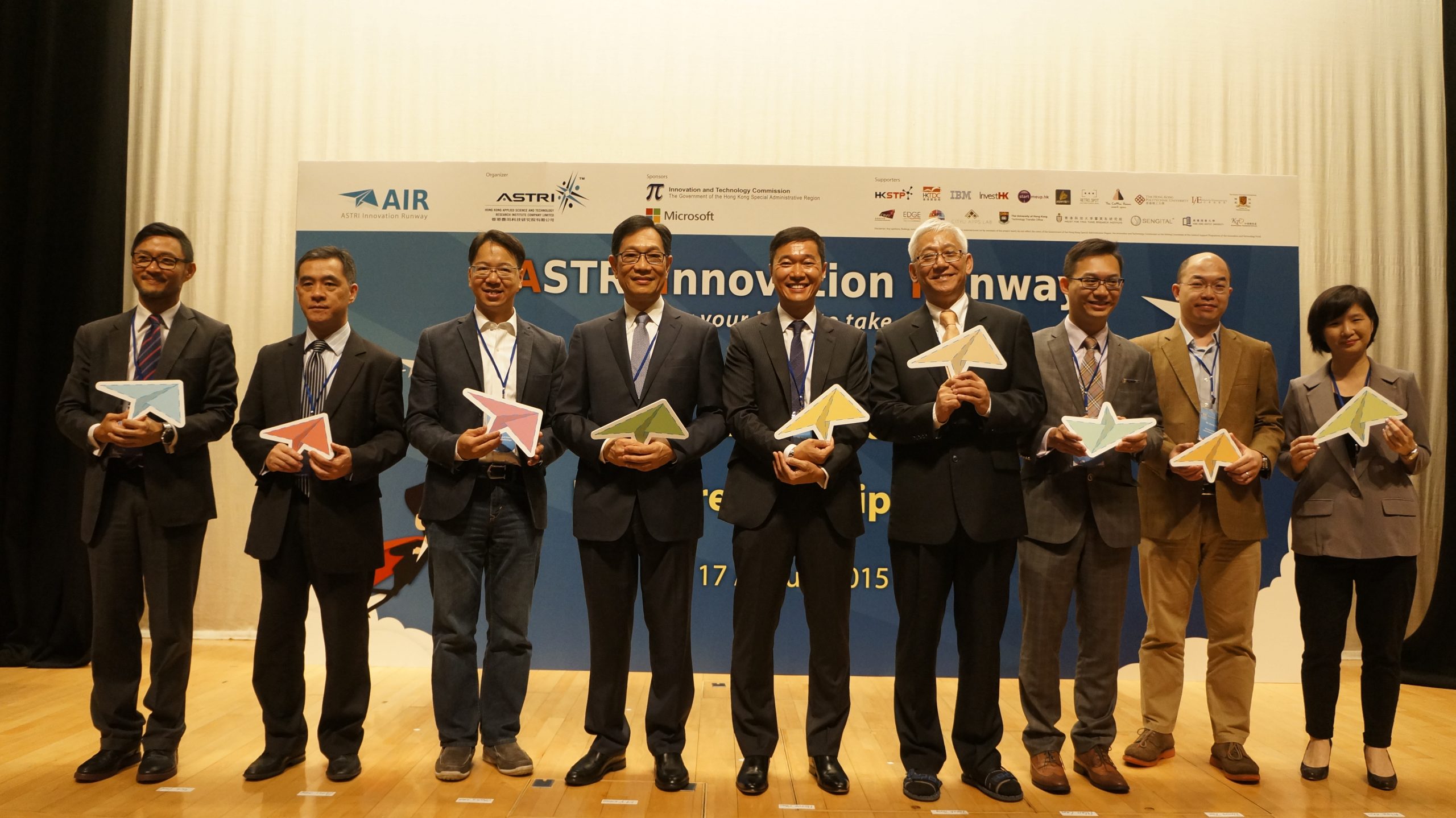 Guests officiate the Launching Ceremony of ASTRI Innovation Runway (From left):Dr. Jack Lau, Chief Marketing Officer, ASTRI, Mr. Peter Mok, Head of Incubation Programmes of Hong Kong Science and Technology Parks Corporation, the Hon Charles Peter Mok, JP, Legislative Council Member (Information Technology), Mr. Ming-yam Wong, BBS, JP, Chairman of Board of Directors of ASTRI, Mr. Horace Chow, General Manager of Microsoft Hong Kong, Dr. Frank Tong, Chief Executive Officer of ASTRI, Dr. Alan Lam, Group CEO of Sengital Limited, Mr. Denis Tse, Managing Principal of Asia-IO Advisors Limited, Ms. Alsa Choi, Acting Assistant Commissioner of Innovation and Technology Commission。
