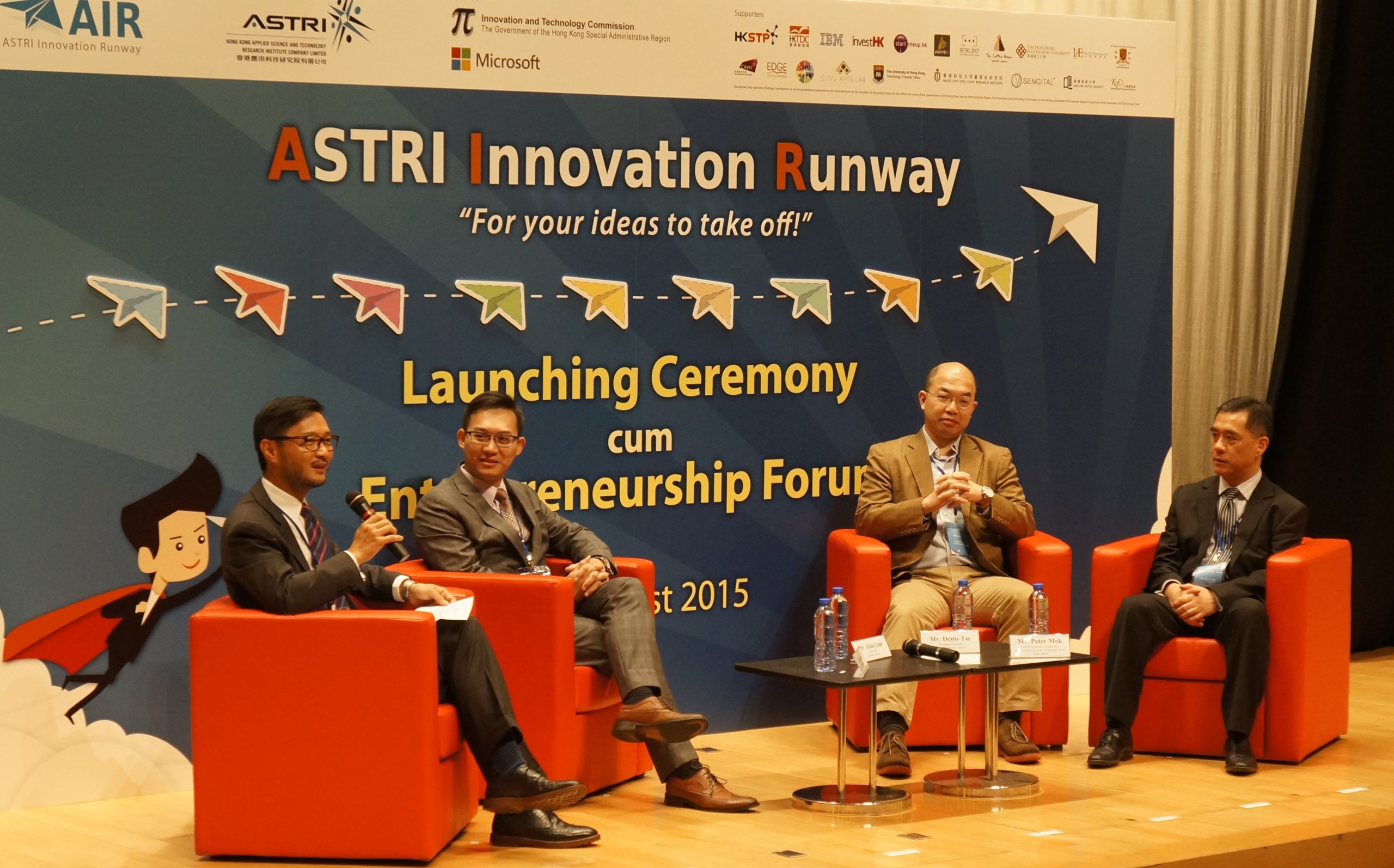 3 speakers discuss the obstacles of starting a start-up in Hong Kong and share their insights on entrepreneurship. From the left: Dr. Jack Lau, Chief Marketing Officer of ASTRI (moderator), Dr. Alan Lam, Group CEO of Sengital Limited, Mr. Denis Tse, Managing Principal of Asia-IO Advisors Limited, Mr. Peter Mok, Head of Incubation Programmes of Hong Kong Science & Technology Parks Corporation.